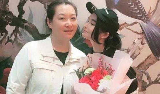 赵本山的老婆照片,美丽与智慧并存